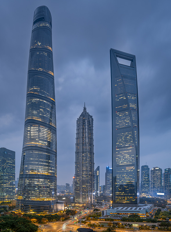 陆家嘴三件套夜景 金茂大厦 环球金融中心 上海中心 蓝调时刻